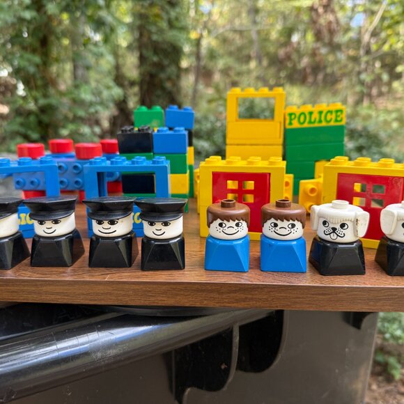 1977 LEGO Duplo Original 43-PC bundle w/ 8 Minifigs - Picture 2 of 8